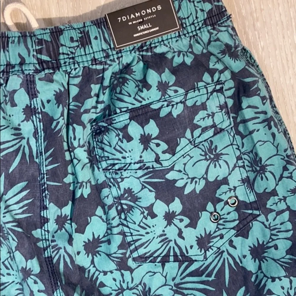 7 Diamonds pull on casual Hawaiian print shorts - Picture 4 of 5